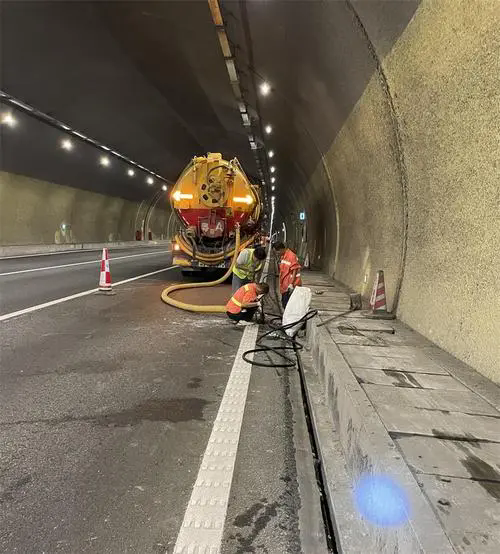 皋兰隧道排水渠清淤